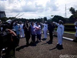 Pisah-Sambut Panglima TNI, Jenderal Gatot Dikalungi Bunga