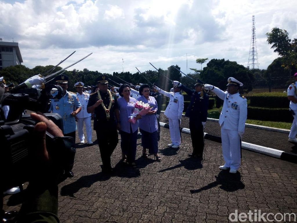 Pisah-Sambut Panglima TNI, Jenderal Gatot Dikalungi Bunga