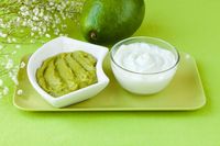 Hilangkan Jerawat dan Sel Kulit Mati dengan 7 Racikan Masker Alami Ini