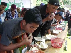 Meriahnya Lomba Makan Durian di Purworejo