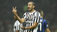 Hasil tanpa gol alias 0-0 menandai pertemuan Inter melawan Juve di Giuseppe Meazza pada Oktober 2015. Ketatnya pertandingan diperlihatkan dengan tujuh kartu kuning yang dikeluarkan wasit untuk empat pemain Juve dan tiga pemain Inter. (Foto: Marco Luzzani/Getty Images)