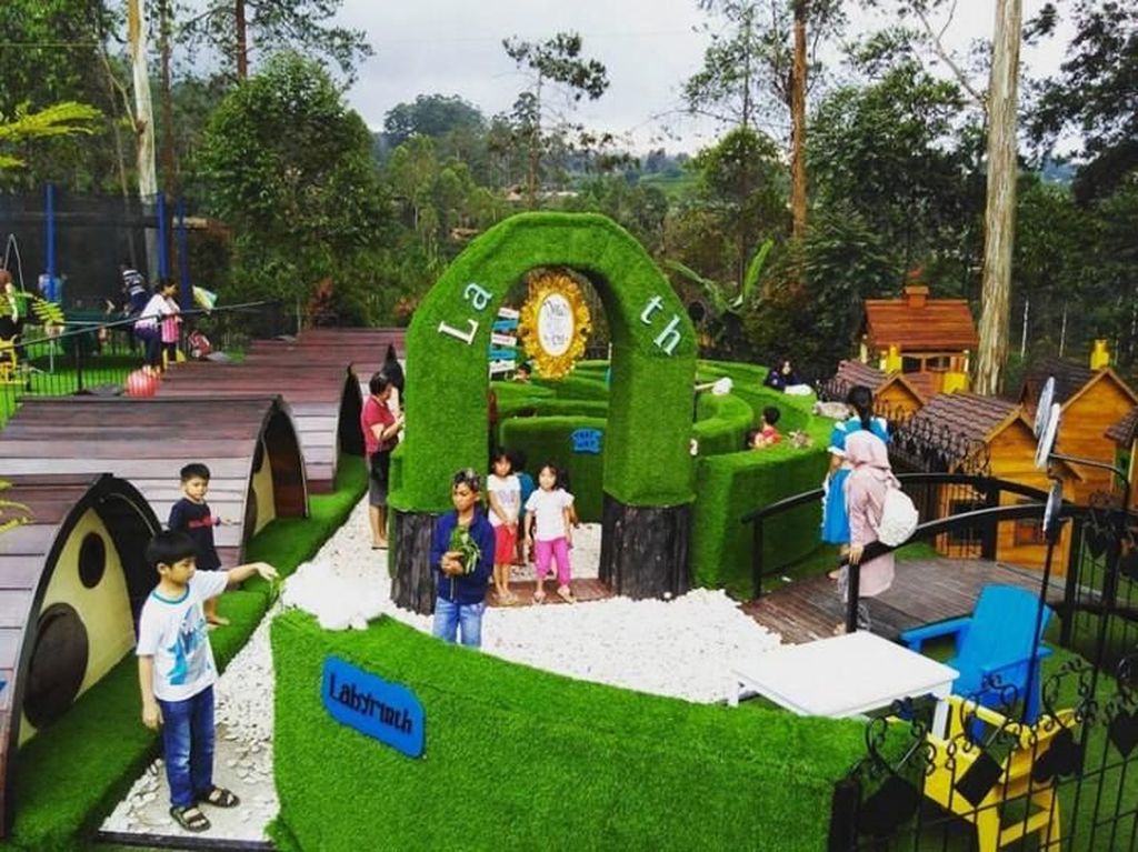 Jalan ke Bandung Bersama Keluarga? Ajak Si Kecil Mampir ke 5 Restoran Ini Jalan ke Bandung Bersama Keluarga? Ajak Si Kecil Mampir ke 5 Restoran Ini