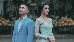 Foto: Inspirasi Baju Lamaran dengan Jas Biru ala Raditya Dika