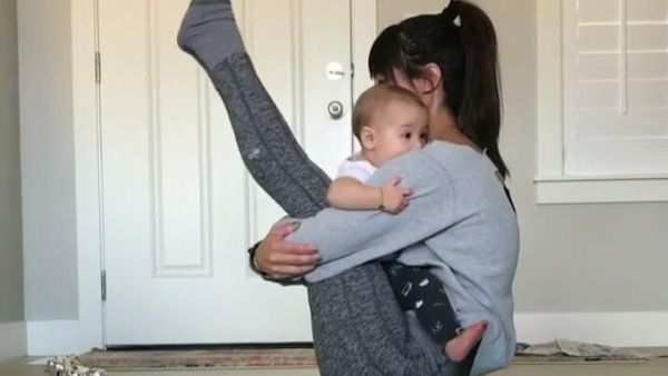 Asyiknya! Ibu Muda Satu Ini Melakukan Yoga Bersama Sang Anak