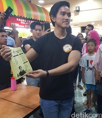 Tandai Pembukaan Gerai Sang Pisang, Kaesang Menggoreng Pisang