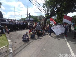 Demo Tolak Bandara Kulon Progo, Mahasiswa Orasi dan Blokir Jalan