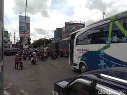 Ada Demo, Arus Lalin di Jalan Solo Dekat Bandara Adisutjipto Macet