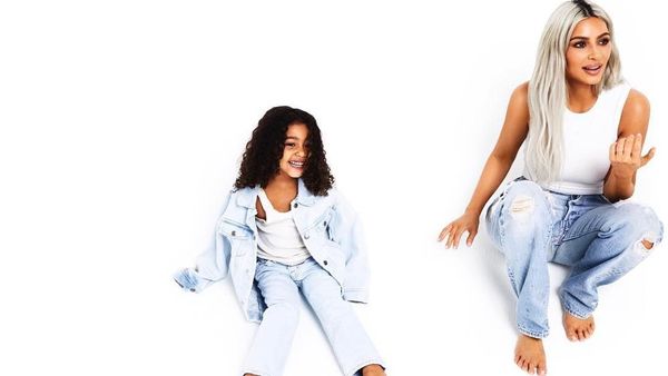 Foto: Tak Mewah, Ini Bocoran Pemotretan Kartu Natal Kim Kardashian