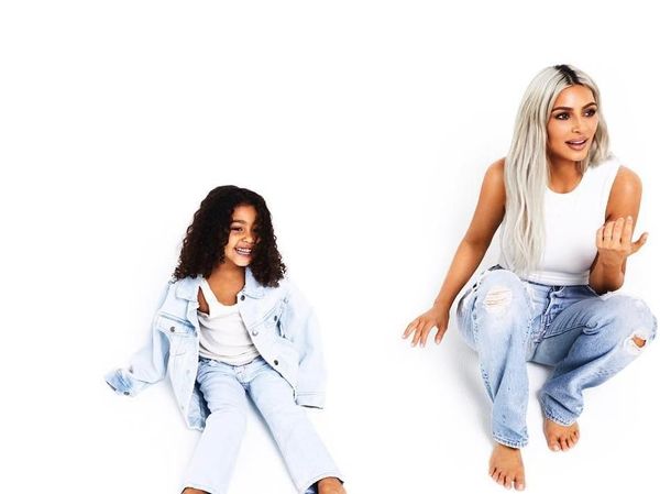 Foto: Tak Mewah, Ini Bocoran Pemotretan Kartu Natal Kim Kardashian