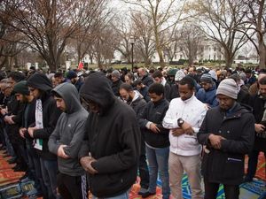 Foto: Momen Saat Warga Muslim AS Salat Jumat di Depan Gedung Putih