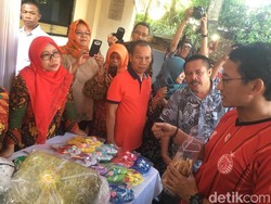 Sandi Cek Aduan Warga di Kecamatan, Berkaus Persija dan Sandal Jepit