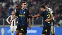 Tidak hanya kalah, Inter mesti kehilangan Ivan Perisic di akhir pertandingan. Winger Kroasia itu dikartumerah wasit karena terlalu keras melakukan protes.(Foto: Valerio Pennicino/Getty Images)