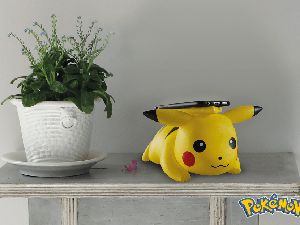 Lucu! Pikachu Bisa Charge iPhone X Secara Nirkabel