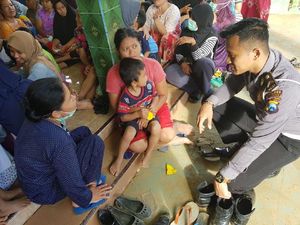 Ngajak Nyanyi, Cara Polisi Hilangkan Trauma Anak Pengungsi Pacitan Ngajak Nyanyi, Cara Polisi Hilangkan Trauma Anak Pengungsi Pacitan