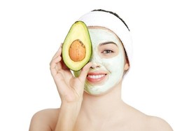 Hilangkan Jerawat dan Sel Kulit Mati dengan 7 Racikan Masker Alami Ini