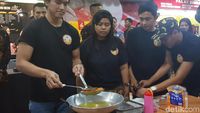 Begini Cara Kaesang Pangarep Menggoreng Pisang Kesayangan