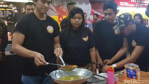 Begini Cara Kaesang Pangarep Menggoreng Pisang Kesayangan