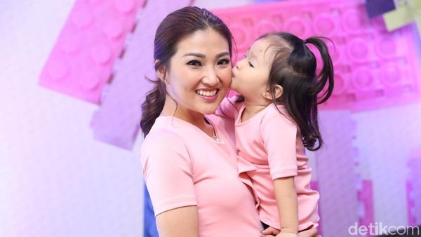 Hot Mom! Sarwendah Pose Bareng Putri Kesayangan