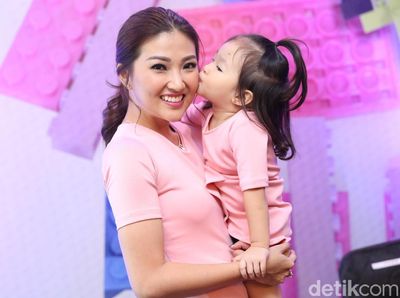 Hot Mom! Sarwendah Pose Bareng Putri Kesayangan