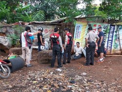 Gerebek Judi Sabung Ayam di Pesanggrahan, Polisi Amankan 11 Orang