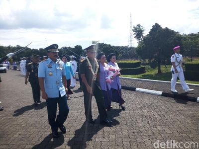 Pedang Pora di Upacara Pisah-Sambut Jenderal Gatot dan Marsekal Hadi