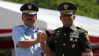 Gatot Serahkan Tongkat Komando Panglima TNI ke Hadi Tjahjanto