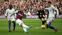Marko Arnautovic, tengah (West Ham United). Musim ini Arnautovic tak selalu dapat penilaian positif tapi performanya lawan Chelsea, termasuk saat mencetak gol penentu, layak diacungi jempol. (Foto: Tony OBrien/Reuters)