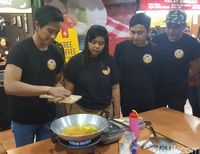 Tandai Pembukaan Gerai Sang Pisang, Kaesang Menggoreng Pisang