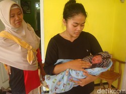 Tega! Bayi Lucu Ini Dibuang dalam Kardus di Banyumas