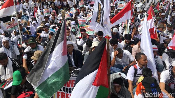 Bendera RI, Palestina, dan PKS saat Aksi di Depan Kedubes AS