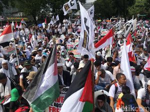Bendera RI, Palestina, dan PKS saat Aksi di Depan Kedubes AS Bendera RI, Palestina, dan PKS saat Aksi di Depan Kedubes AS