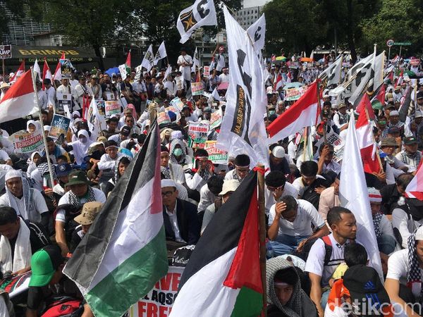 Bendera RI, Palestina, dan PKS saat Aksi di Depan Kedubes AS