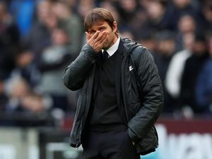 Carragher Wanti-Wanti Chelsea soal Conte