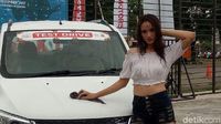 Cewek Seksi Cuci Mobil dan Pameran Otomotif Makassar