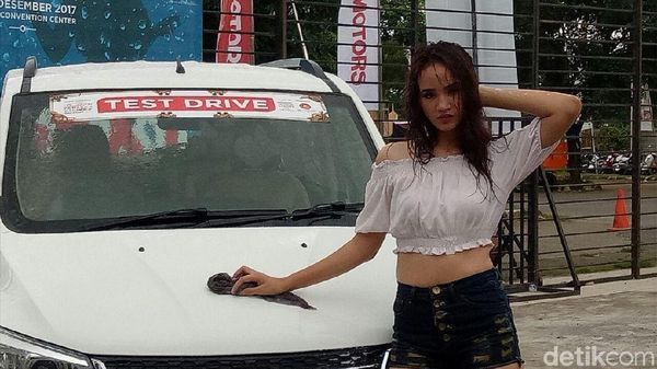 Cewek Seksi Cuci Mobil dan Pameran Otomotif Makassar
