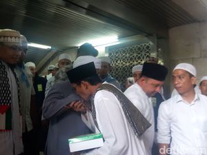 Foto: Sandiaga Cipika-cipiki dan Cium Tangan Aa Gym