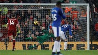 Keunggulan Liverpool itu sirna di menit ke-74 usai Wayne Rooney menyamakan skor lewat titik putih. (Phil Noble/Reuters)