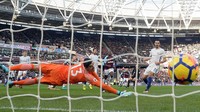 Dalam pertandingan di London Stadium, Sabtu (9/12/2017) malam WIB, Chelsea sudah tertinggal saat laga baru berjalan enam menit. West Ham mencetak gol lewat Marko Arnautovic. Foto: Tony OBrien/Action Images via Reuters