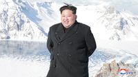 Gaya Necis dan Formal Kim Jong-Un Saat Mendaki Gunung