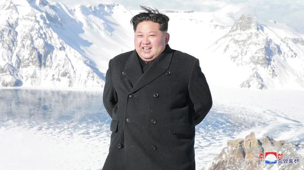 Gaya Necis dan Formal Kim Jong-Un Saat Mendaki Gunung