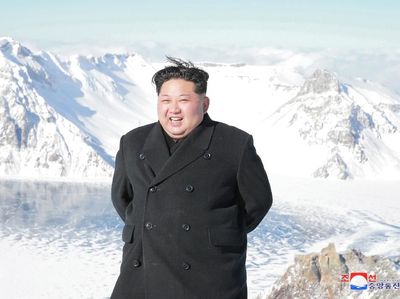 Gaya Necis dan Formal Kim Jong-Un Saat Mendaki Gunung