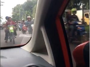 Lihat Ada Konvoi Pengantar Jenazah, Mending Ngalah Aja Deh Lihat Ada Konvoi Pengantar Jenazah, Mending Ngalah Aja Deh
