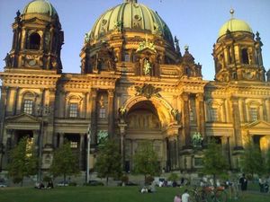 Ruang Bawah Tanah Katedral Ini Dipenuhi Peti Mati