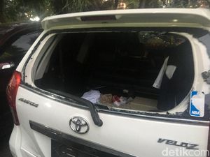 Ini Mobil Polisi yang Dirusak Massa saat Tangkap Perampas Uang ATM
