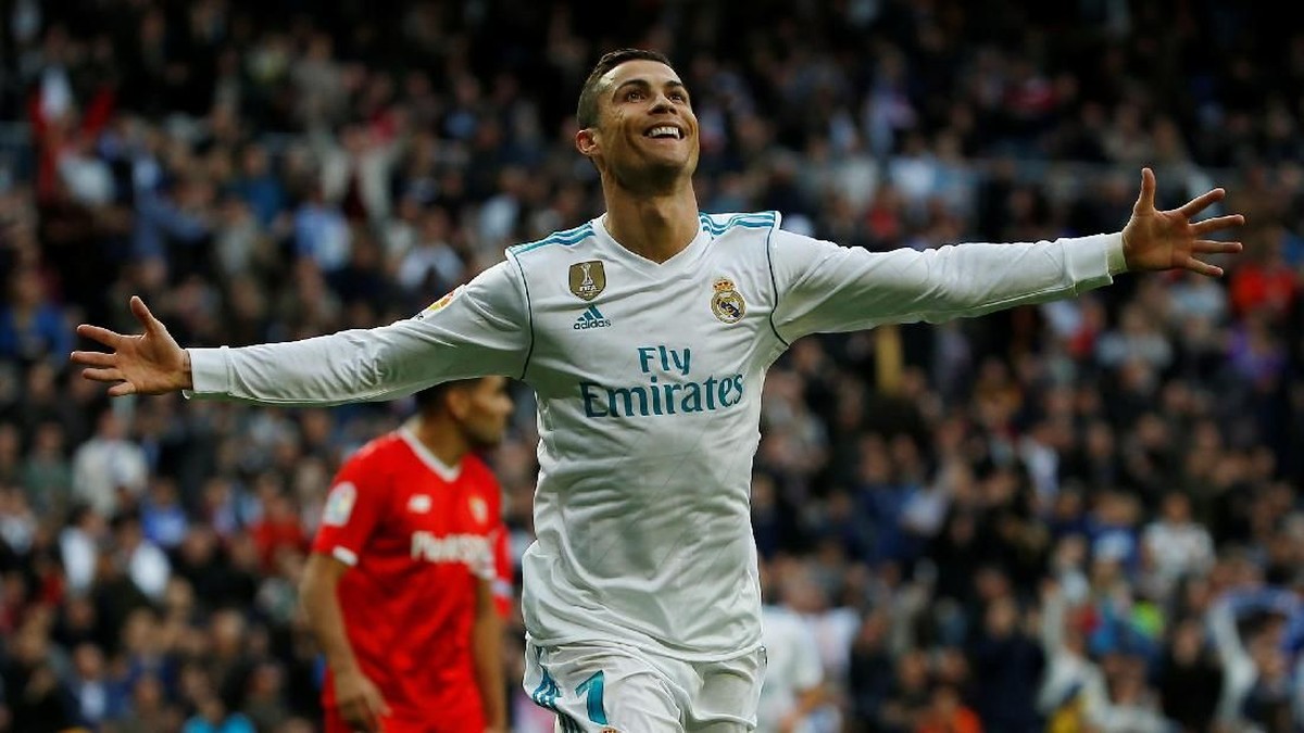 Cristiano Ronaldo membuat dua gol untuk kemenangan Real Madirid atas Sevilla di Stadion Santiago Bernabeu, Sabtu (9/12/2017) malam WIB. (Javier Barbancho/Reuters)
