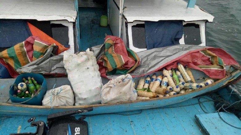 Polda Papua Ringkus Kapal Nelayan yang Penuh Bom Ikan