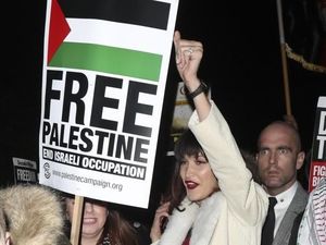 Foto: Masih Bergaun Cantik, Bella Hadid Ikut Demo Bela Palestina