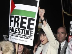 Aksi Bella Hadid Ikut Demo Bela Palestina