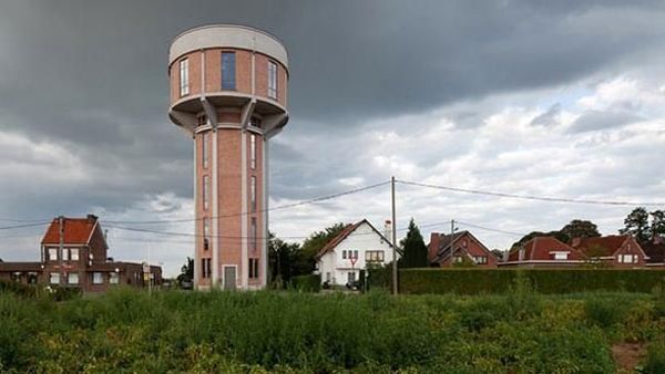 Mirip Markas Jagoan Super, Rumah Ini Dibangun dari Bekas Menara Air