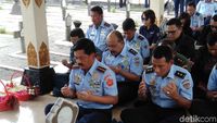 Foto: Saat Panglima TNI Hadi Nyekar di Makam Jenderal Soedirman